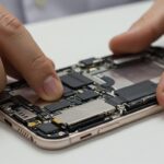 スマホを修理している