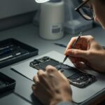 男性がスマートフォンを修理ている